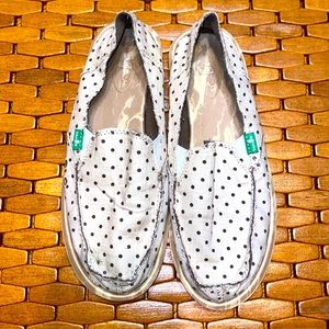 Sanuk Women’s polkadot print brown and tan. SZ 7